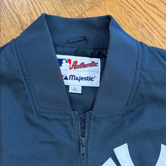 New York Yankees Majestic Windbreaker Jacket. Size Large. Like New Condition. - Picture 6 of 15
